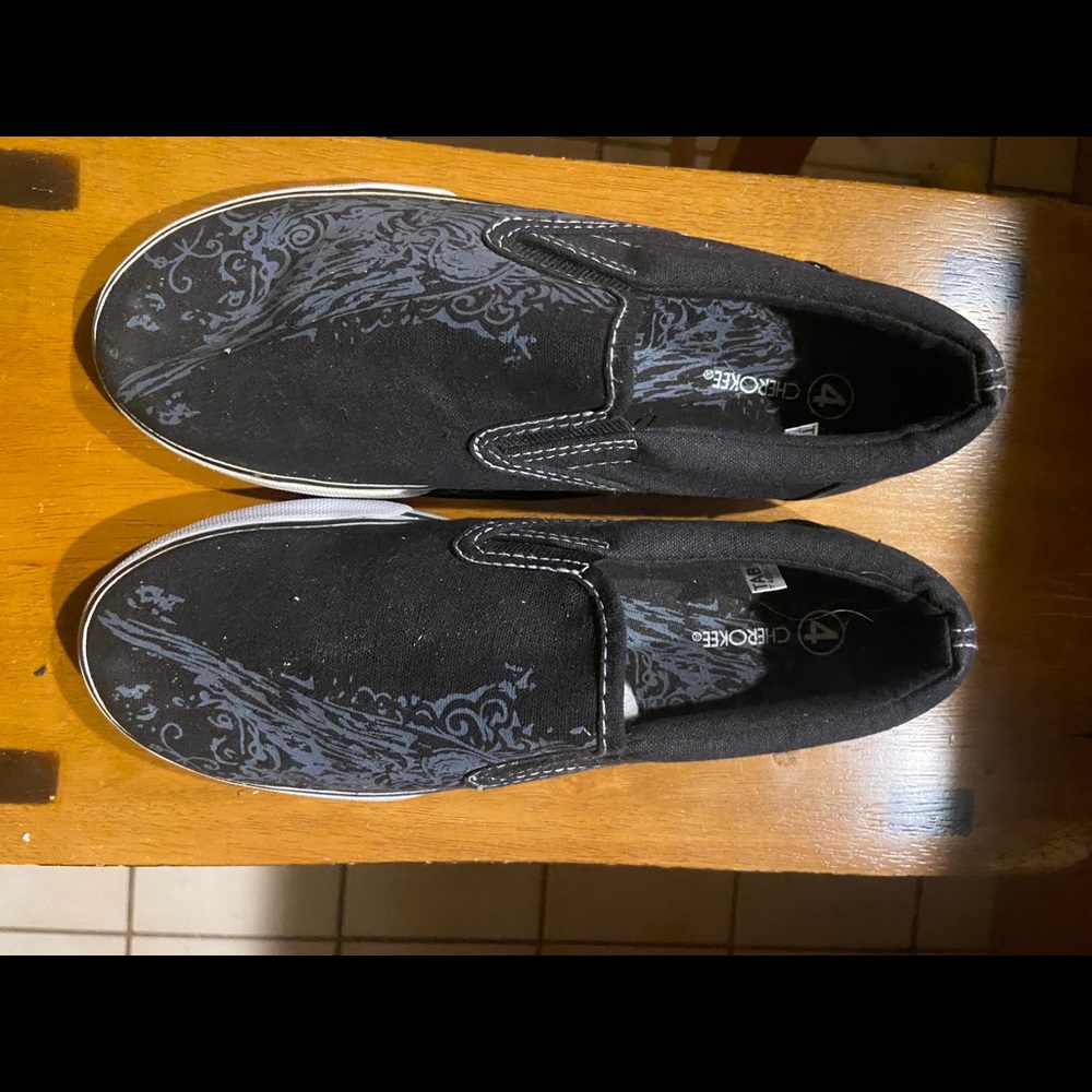 New never worn Black with design casual shoes siz4 FREE w/bundle 2 or more items
